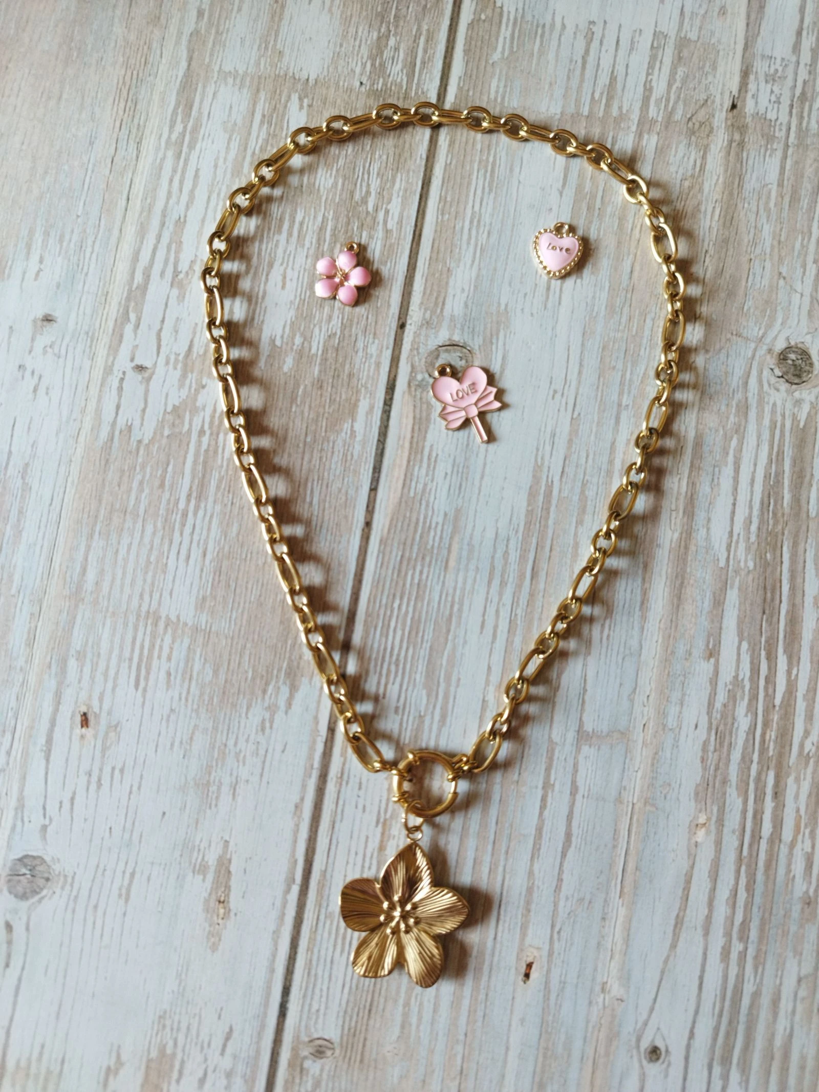 Collier doré fleur en acier inoxydable neuf 